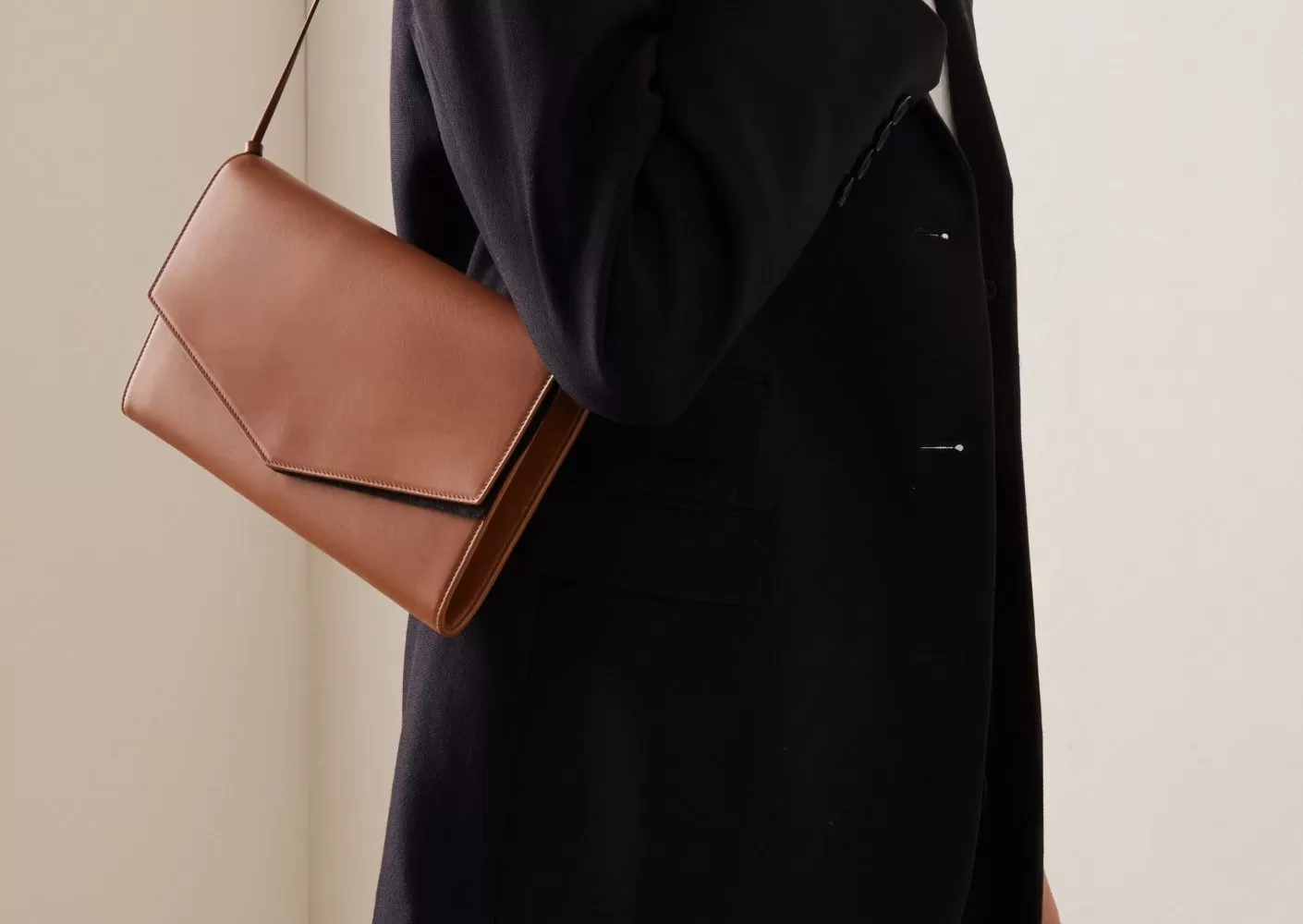 Chị em ghim ngay 10 cách mặc áo sáng màu tươi trẻ cho Tết